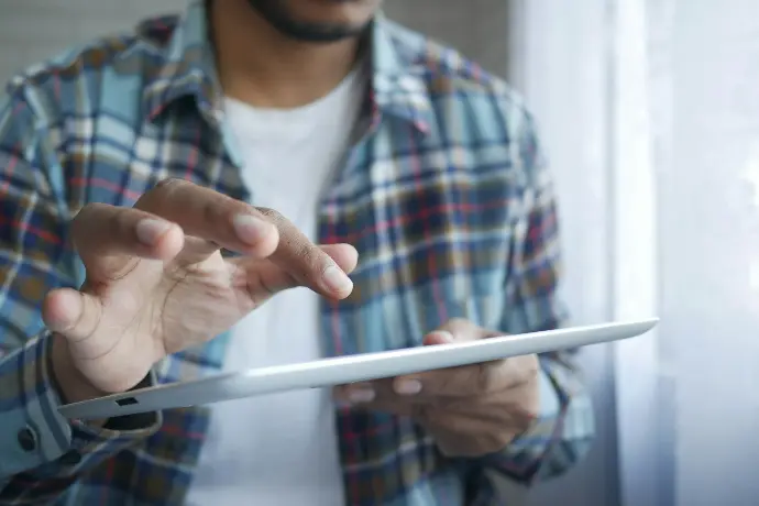 persona registrando gastos en tablet