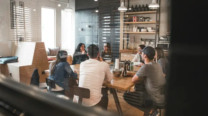 Equipo de trabajo colaborando en una oficina moderna
